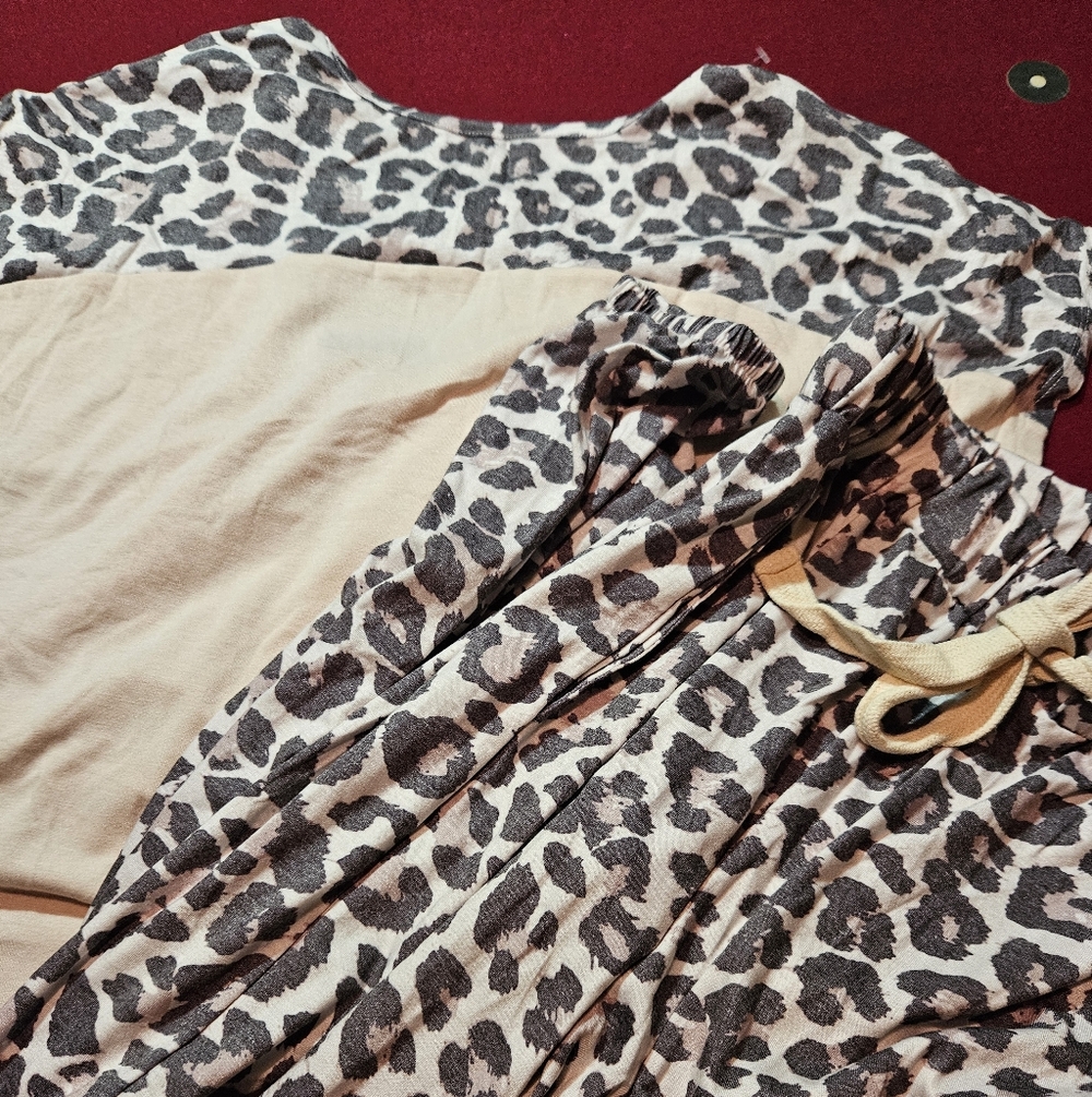 Leopard Print Lounge Set. Size Small. Polyester/spandex